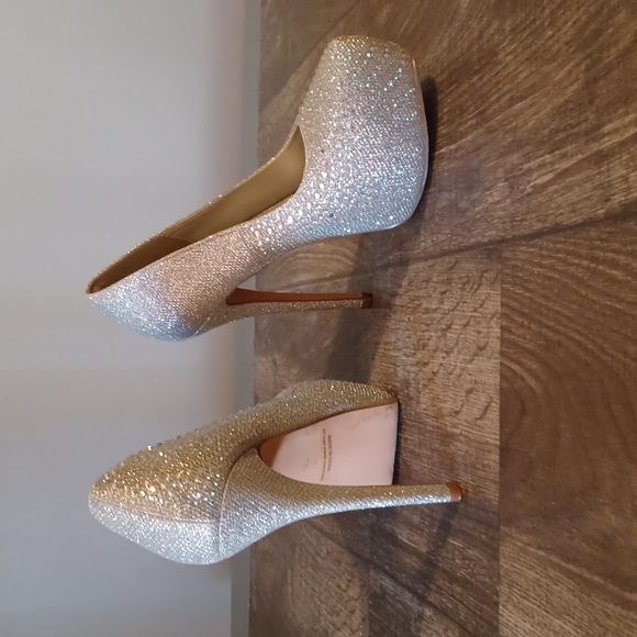 Silver Sequence Dream Pairs High Healed Pumps Size 7 - Picture 2 of 3